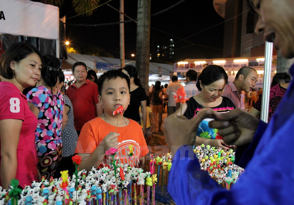 Les artistes du village de Xuan La apprennent aux enfants à faire des "to he".
