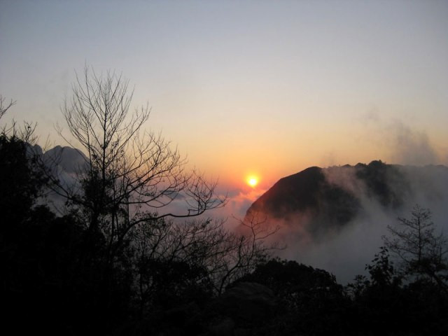 Selon la légende, jadis une espèce d’oiseau ayant un cri perçant résidait dans cette zone. Ces cris sont liés à l’histoire d’amour ratée d’un couple. Depuis, le col sauvage, d’une hauteur de près de 2000m, a été nommé par ce cris d’Ô Quy Hô.