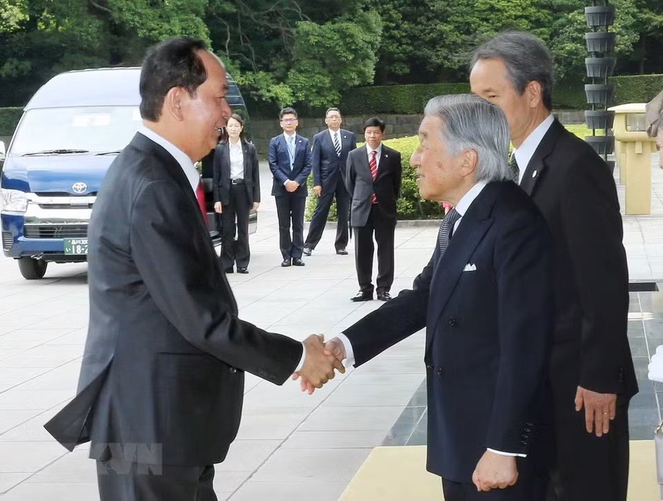L’Empereur Akihito (à droite) accueille le Président Trân Dai Quang.