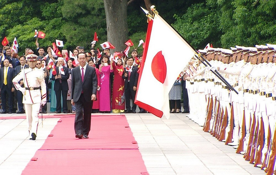 Le président vietnamien Trân Dai Quang passe en revue la garde d'honneur. 