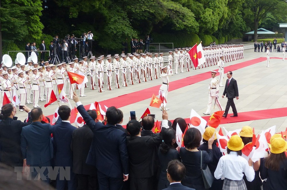 Le Président vietnamien Trân Dai Quang passe en revue la garde d'honneur. 