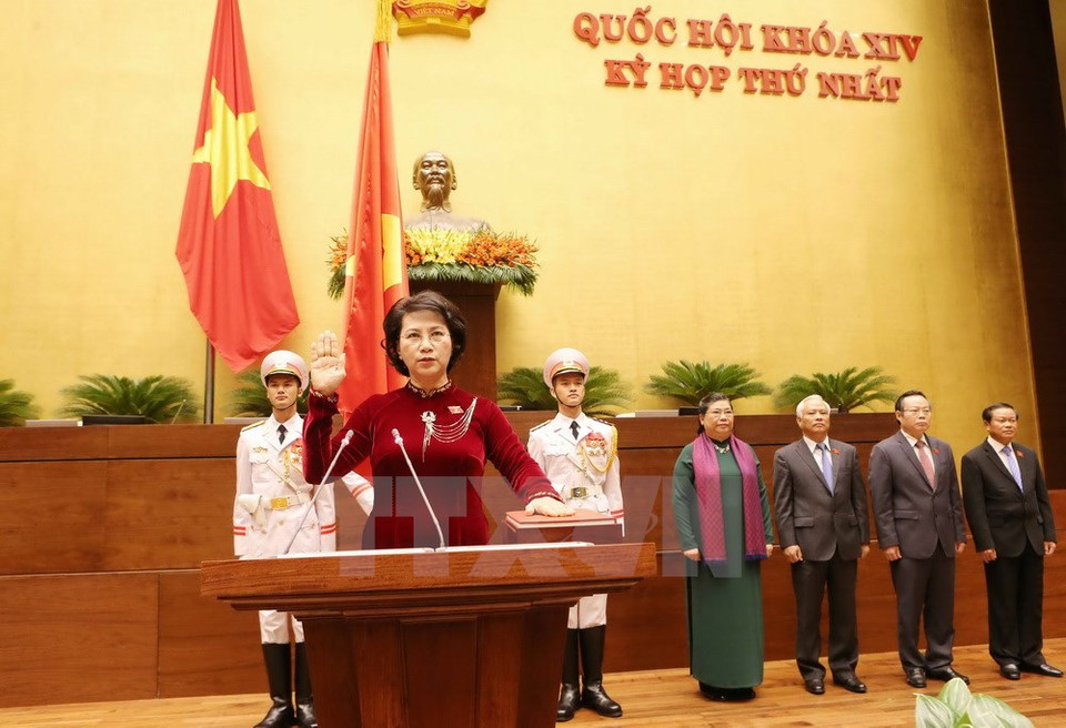 Nguyen Thi Kim Ngan, membre du Bureau politique, a prêté serment lors de son investiture en qualité de présidente de l'Assemblée nationale (14e législature).