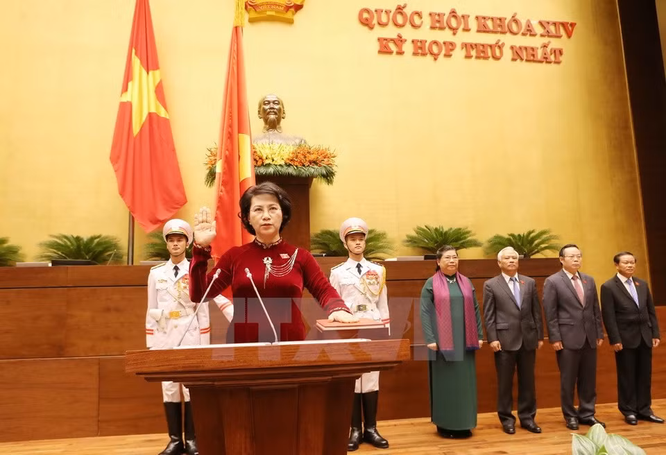 Nguyen Thi Kim Ngan, membre du Bureau politique, a prêté serment lors de son investiture en qualité de présidente de l'Assemblée nationale (14e législature). 
