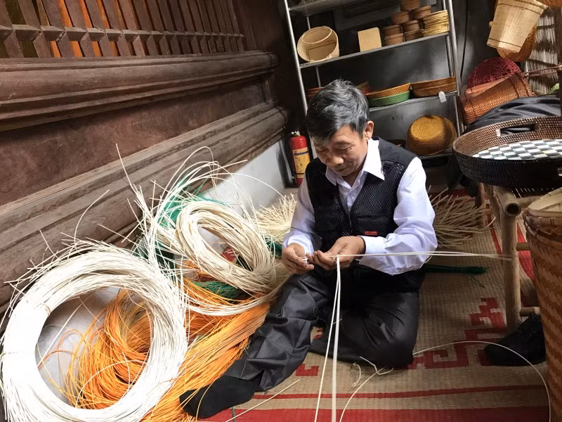 L’artisan Nguyen Van Trung présente les techniques de tissage du rotin.