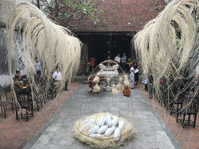 L'artisanat traditionnel du village de vanniers de Phu Vinh est présenté dans la cour de la maison commune de Kim Ngan.
