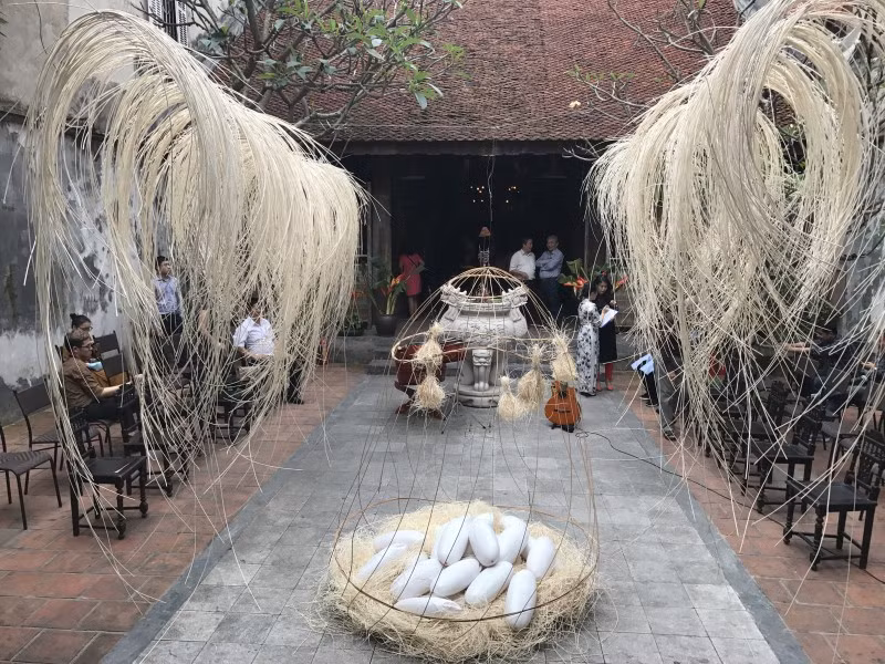 L'artisanat traditionnel du village de vanniers de Phu Vinh est présenté dans la cour de la maison commune de Kim Ngan. 