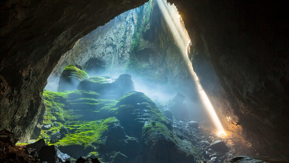 La grotte de Son Doong se situe dans le Parc national de Phong Nha - Ke Bàng, classé patrimoine mondial de l'UNESCO. La grotte a été découverte en 1991 par Hô Khanh, un habitant de la région qui a aidé des spéléologues britanniques à l’explorer pour la première fois en 2009. Ce paradis souterrain dispose d’une rivière et de son propre écosystème, et s'étend sur plus de 5 km de long.