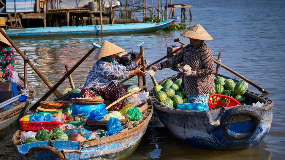 Le marché flottant de Cai Rang, dans la province de Cân Tho, est l'un des marchés les plus importants du delta du Mékong. Des centaines d’embarcations remplies de fruits, de légumes, de riz , et de toutes sortes de produits alimentaires et même de produits d'épicerie, de vêtements… s’y donnent rendez-vous chaque jour.