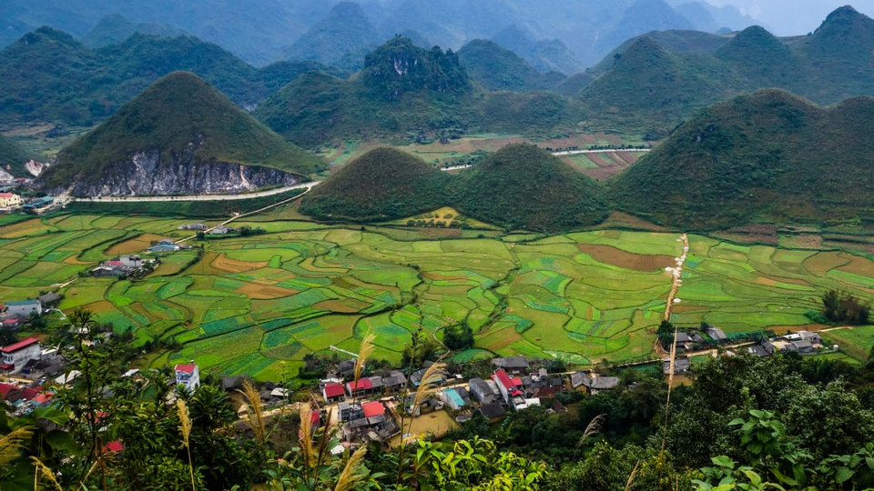 Le plateau calcaire de Dông Van, province d’Ha Giang (Nord), a été reconnu, en 2010, membre du Réseau global des parcs géologiques (Global Geoparks Network - GGN) par l’UNESCO. Il s’agit du premier parc géologique du Vietnam et du deuxième en Asie du Sud-Est à faire partie du GGN. Le plateau calcaire de Dông Van résulte d’une longue évolution géologique. Il est couvert à 80% par des roches calcaires, lesquelles se sont formées dans des conditions naturelles et durant différentes périodes.