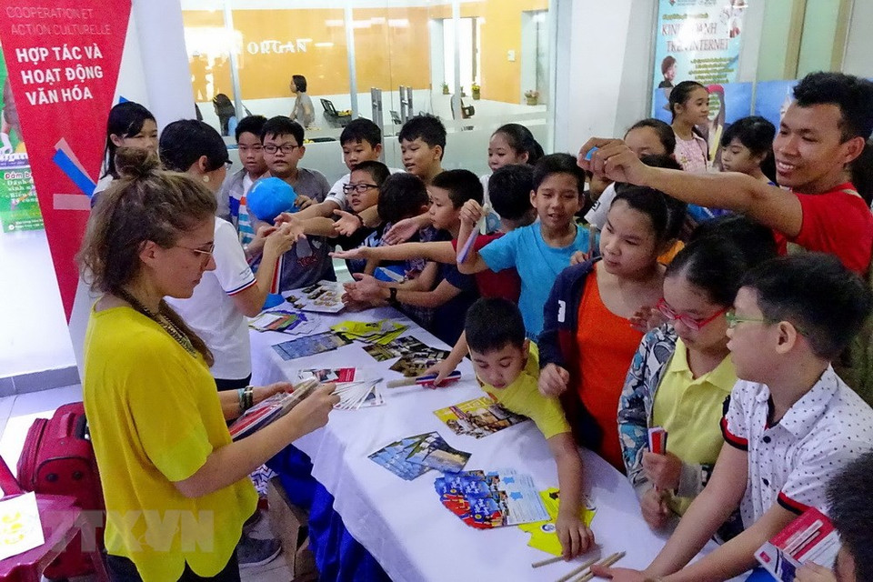 Les élèves participent à des activités de la Semaine de la culture et de l’amitié Vietnam-France. 