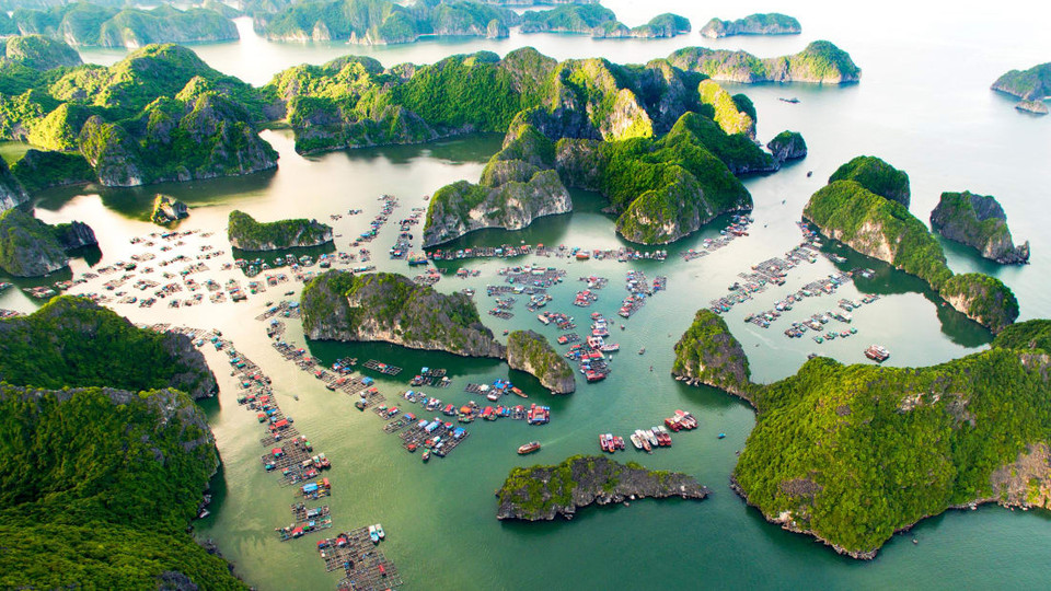 L’île de Cat Ba, province de Hai Phong (Nord), un écrin de verdure entouré d'eaux cristallines au cœur de la baie d’Ha Long.