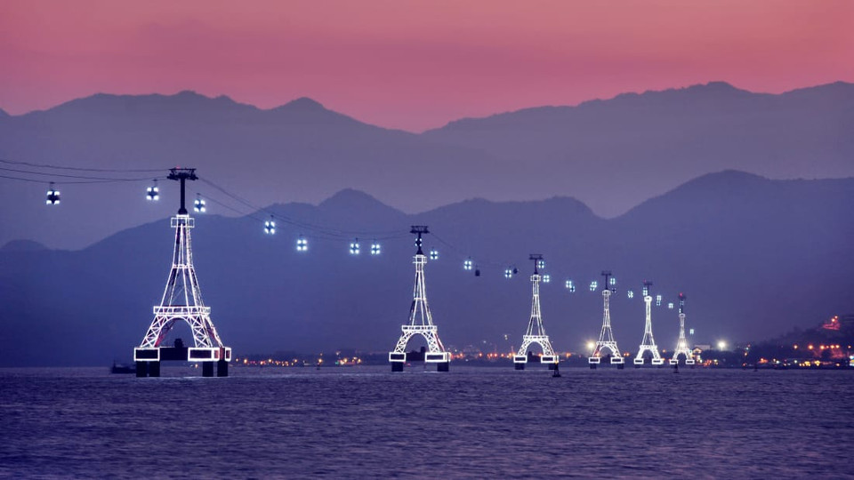 Le téléphérique d'une hauteur moyenne de 45m au-dessus du niveau de la mer offre aux visiteurs une expérience unique sur la mer de Nha Trang.