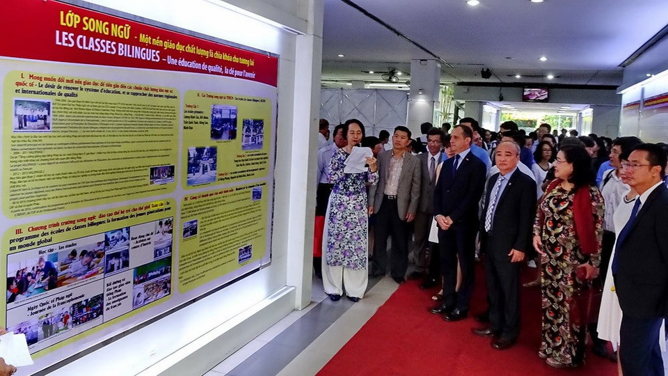 Les visiteurs aux expositions "Les relations d’amitié Vietnam - France" et "Imagine France".
