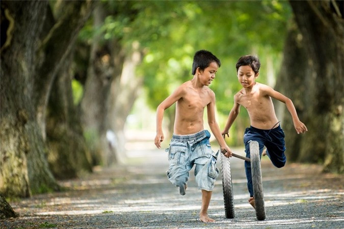 Deux enfants jouant sur la route du village