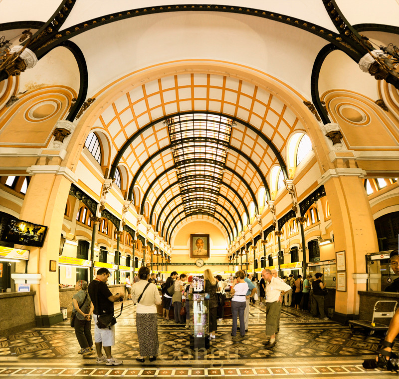 La poste centrale est située au centre d’Hô Chi Minh-Ville, au 2, rue Cong xa Paris, 1er arrondissement. La poste centrale a été construite entre 1886 et 1891 par l'administration des Postes françaises, à l'époque de l'Indochine française.