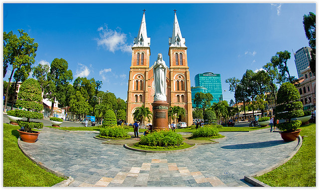 La Cathédrale Notre-Dame est un imposant ouvrage architectural au centre de Hô Chi Minh-Ville. Elle fut construite par les Français de 1877 à 1880. De 133 mètres de longueur, 35 mètres de large et de 21 mètres de haut, elle possède deux tours de 57 mètres.
