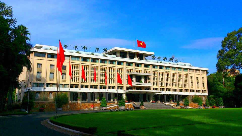 Le palais de la Réunification, autrefois connu sous le nom de Palais de l'indépendance (Dinh Dôc Lâp) ou palais de Norodom, est un bâtiment historique. Il fut la résidence officielle des présidents de la République du Vietnam, ainsi que le lieu de passation du pouvoir lors de la cérémonie de Réunification le 30 avril 1975.