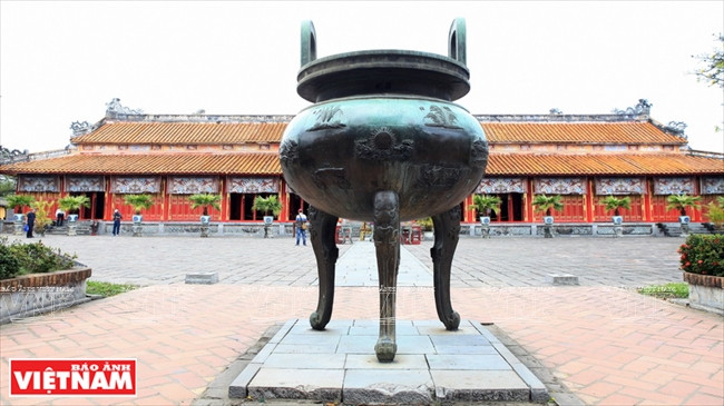 L’Urne Cao, la plus haute donc, est placée 3 m en avant des huit autres en l’honneur de Gia Long, premier roi de la dynastie des Nguyên.