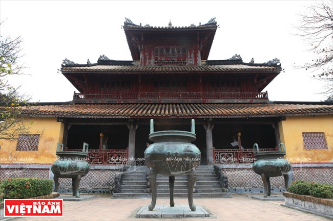 L'urne du milieu, plus haute que les autres, est appelée Urne Cao.