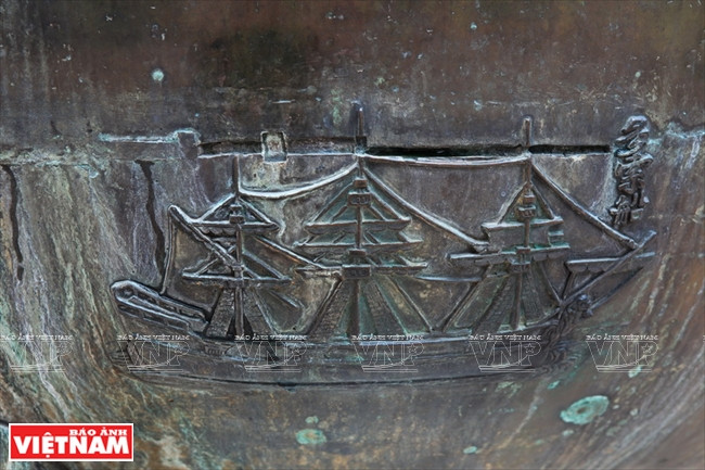 Symbole d'un bateau multitâche sur l'urne Cao. En raison de sa grande taille, il est considéré comme un navire hauturier.