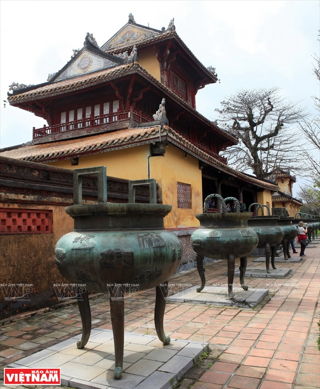 Ces urnes dynastiques ont été fondues sur ordre du roi Minh Mang.