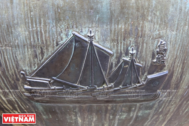 Durant sa 17e année du règne, le roi Minh Mang a ordonné de sculpter un navire sur l’urne Du.