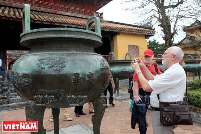 Touristes prenant des photos des motifs.
