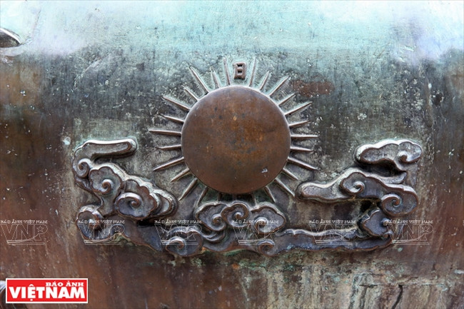 L'image d'un canon sur l'urne Cao.