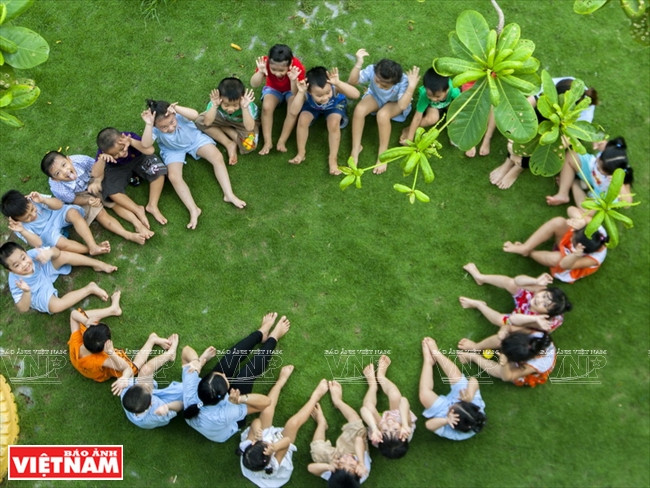 Dans la cour de récréation.