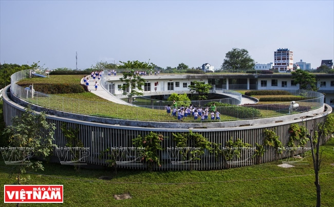 La toiture courbée va jusqu’au sol.