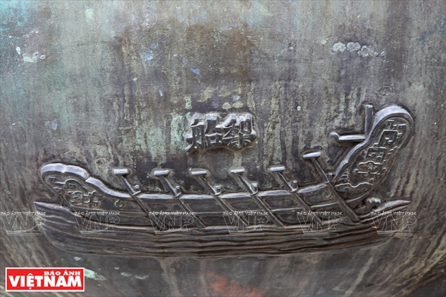 Symbole d'un bateau à 12 rames sculpté sur l'urne Tuyên.