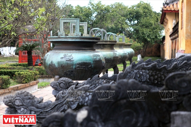 Les neuf urnes diffèrent par leur poids, leurs pieds, leurs anses ainsi que les scènes sculptées.