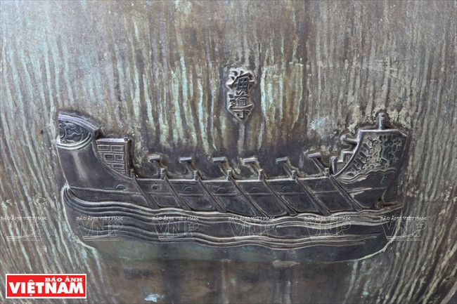 Symbole d'un navire sculpté sur l'urne Nghi. La Marine de la dynastie des Nguyên a utilisé ce type de bateaux, très à l'aise dans les combats et les manœuvres.