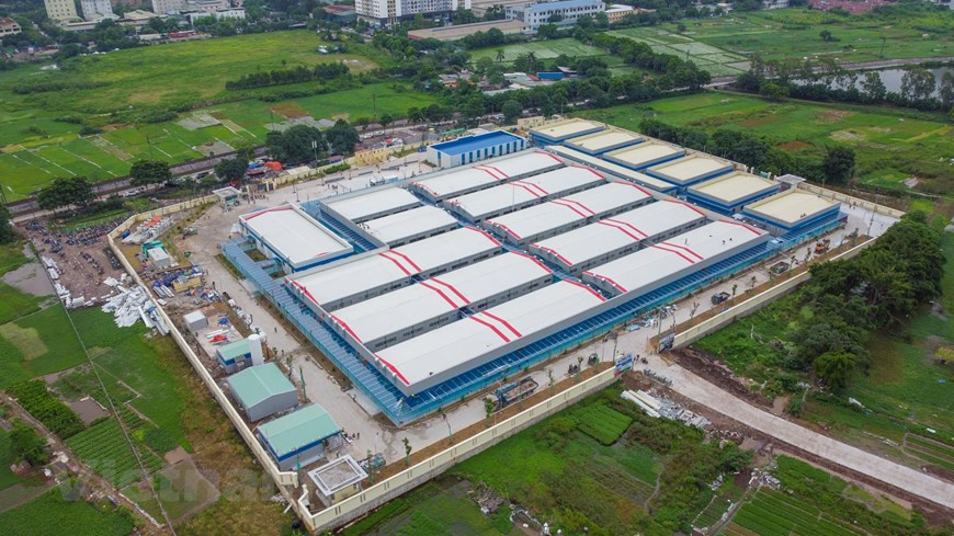 L’hôpital de campagne de 500 lits pour le traitement des cas d'infection au Covid-19, le plus grand du genre à Hanoi, situé dans la rue Tam Trinh, arrondissement de Hoang Mai, sera mis en service. Ce dernier a été installé en un temps records d’un mois, face à l’évolution complexe de l'épidémie qui se propage rapidement à Hanoi et dans le pays qui compte désormais à 392.938 cas. Le Vietnam se classe 66e parmi 222 pays et territoires dans le monde pour le nombre de contaminations et 168e pour le nombre de cas pour un million d’habitants. Cet établissement servira d'unité nationale de soins intensifs du Covid-19 (USI) pour les patients graves et fournira un soutien technique aux autres installations médicales. Photo: VietnamPlus
