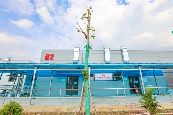 L'hôpital de campagne dans l’arrondissement de Hoang Mai se situe à distance des zones résidentielles, ce qui garantit la sécurité médicale. Auparavant, afin de répondre au traitement des patients du Covid-19, en particulier des patients graves de Hanoi et des provinces du Nord, le ministère de la Santé a décidé de créer un hôpital de traitement des patients du Covid-19 dépendant de l'Hôpital universitaire de médecine de Hanoi, avec une capacité de 500 lits. Cet établissement dispose également d'une zone tampon comprenant 69 sanitaires désinfectants et de nombreux espaces verts... Les travaux devraient être achevés le 31 août. Photo: VietnamPlus