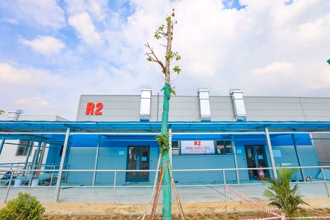 L'hôpital de campagne dans l’arrondissement de Hoang Mai se situe à distance des zones résidentielles, ce qui garantit la sécurité médicale. Auparavant, afin de répondre au traitement des patients du Covid-19, en particulier des patients graves de Hanoi et des provinces du Nord, le ministère de la Santé a décidé de créer un hôpital de traitement des patients du Covid-19 dépendant de l'Hôpital universitaire de médecine de Hanoi, avec une capacité de 500 lits. Cet établissement dispose également d'une zone tampon comprenant 69 sanitaires désinfectants et de nombreux espaces verts... Les travaux devraient être achevés le 31 août. Photo: VietnamPlus