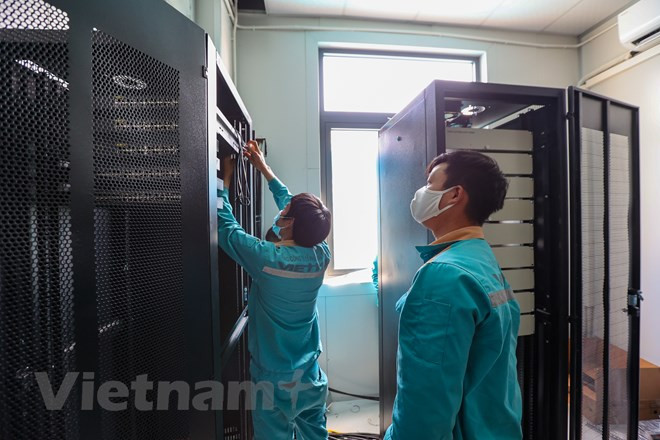 Les techniciens de Viettel (Groupe de télécommunications de l’armée) installent des serveurs dans le bâtiment administratif de cet hôpital. Dès 2020, lorsque le Covid-19 a éclaté, fort de sa capacité technologique, Viettel a participé aux efforts du gouvernement avec de nombreuses solutions importantes, soutenant efficacement la prévention et le contrôle de l'épidémie. Viettel a fait don de 450 milliards de dôngs au Fonds des vaccins anti-Covid-19 créé par le gouvernement pour mobiliser des ressources destinées à sa «stratégie vaccinale». Auparavant, les employés du groupe ont fait un don de 19 milliards de dôngs pour la construction d’un centre de téléconférence pour le secteur de la santé. Photo: VietnamPlus