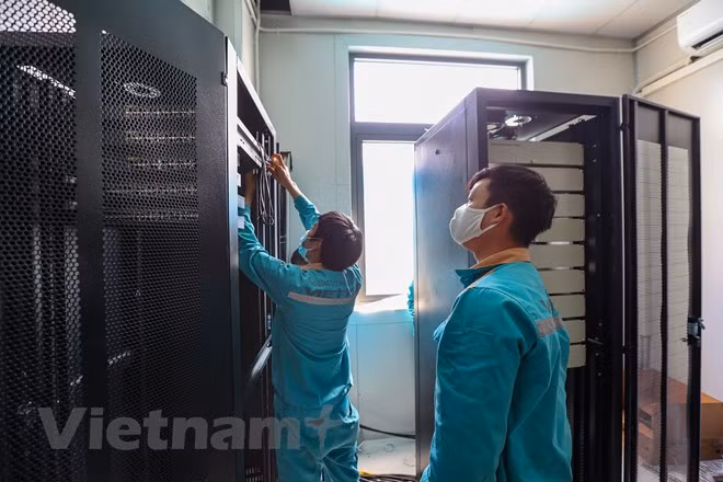 Les techniciens de Viettel (Groupe de télécommunications de l’armée) installent des serveurs dans le bâtiment administratif de cet hôpital. Dès 2020, lorsque le Covid-19 a éclaté, fort de sa capacité technologique, Viettel a participé aux efforts du gouvernement avec de nombreuses solutions importantes, soutenant efficacement la prévention et le contrôle de l'épidémie. Viettel a fait don de 450 milliards de dôngs au Fonds des vaccins anti-Covid-19 créé par le gouvernement pour mobiliser des ressources destinées à sa «stratégie vaccinale». Auparavant, les employés du groupe ont fait un don de 19 milliards de dôngs pour la construction d’un centre de téléconférence pour le secteur de la santé. Photo: VietnamPlus