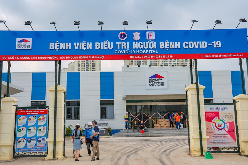 Mis en chantier le 24 juillet dernier, ce projet sera remis à l'Hôpital universitaire de médecine Hanoi pour son exploitation à partir de début septembre prochain. Une fois entrée en service, l'Hôpital universitaire de médecine de Hanoi se coordonnera avec l'Hôpital central des maladies tropicales pour traiter les cas graves et critiques à Hanoi et dans les provinces du Nord. Actuellement, l'hôpital est en train d'installer environ 100 lits médicaux, ainsi que des systèmes d'imagerie tels que des systèmes de tomodensitométrie, d'échographie et de rayons X pour la mise en service dans la première phase. L'hôpital sera exploité via le système de télésanté. Photo: VietnamPlus