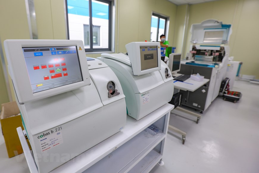 Des appareils modernes pour effectuer tous les tests sont tous prêts pour être mis en service. Comme il s'agit d'un projet urgent pour la prévention et le contrôle de l'épidémie de Covid-19, l'Hôpital universitaire de médecine de Hanoi a proposé à la ville et à ses provinces voisines de faciliter le déplacement des personnels et le transport des matériaux de construction, des équipements et des fournitures médicales pendant la période de distanciation sociale imposée depuis le 24 juillet dernier pour enrayer la propagation du coronavirus dans la capitale. Depuis le 27 avril, Hanoi a enregistré 1.059 cas de Covid-19, dont 642 cas de transmission communautaire et 417 cas dans les zones de quarantaine. Photo: VietnamPlus