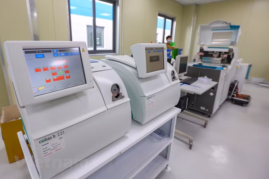 Des appareils modernes pour effectuer tous les tests sont tous prêts pour être mis en service. Comme il s'agit d'un projet urgent pour la prévention et le contrôle de l'épidémie de Covid-19, l'Hôpital universitaire de médecine de Hanoi a proposé à la ville et à ses provinces voisines de faciliter le déplacement des personnels et le transport des matériaux de construction, des équipements et des fournitures médicales pendant la période de distanciation sociale imposée depuis le 24 juillet dernier pour enrayer la propagation du coronavirus dans la capitale. Depuis le 27 avril, Hanoi a enregistré 1.059 cas de Covid-19, dont 642 cas de transmission communautaire et 417 cas dans les zones de quarantaine. Photo: VietnamPlus