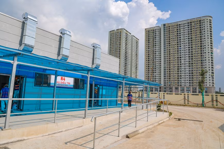 Selon une décision signée par le ministre de la Santé, Nguyên Thanh Long, cet hôpital de campagne est la dernière ligne de traitement des patients du Covid-19 de Hanoi. Il est chargé de l'accueil et du traitement des patients graves et critiques, du soutien professionnel et technique en cas d'urgence, de la réanimation active et du traitement des patients pour les installations d'accueil, de traitement et de soins des patients dans les zones affectées. En plus de l'équipement médical pour le traitement, l'ensemble du système d'éclairage de l'hôpital est installé par la compagnie par actions des ampoules électriques et thermos Rang Dông, le leader au Vietnam dans la fabrication de différents types de lampes à basse consommation et de produits d'éclairage respectueux de l’environnement. Photo: VietnamPlus