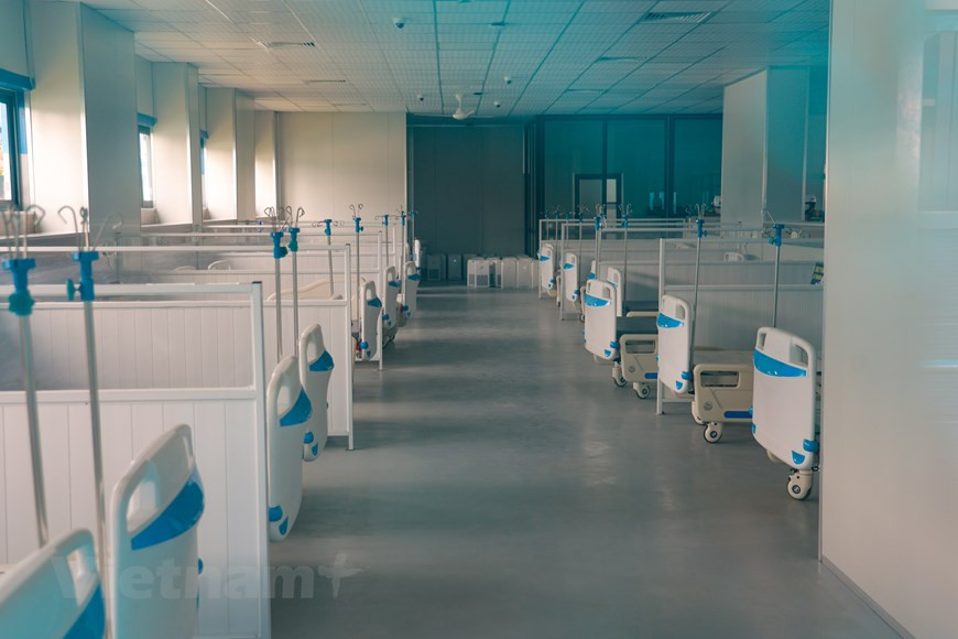 L'Hôpital universitaire de médecine de Hanoi a formé 800 médecins, infirmières pour l’hôpital de campagne doté des équipements modernes et de la ventilation mécanique contrôlée pour réduire des risques de contamination croisées. Cet hôpital de campagne joue un rôle crucial dans la lutte contre l'épidémie de Covid-19, en particulier c'est la dernière ligne du combat, où les patients graves et critiques sont traités. Donc, l'achèvement du projet à terme contribuera à minimiser le risque de décès liée au Covid-19. Les médecins, les infirmiers viendront de l'Hôpital universitaire de médecine de Hanoi et de certains autres établissements dépendant du ministère de la Santé. Photo: VietnamPlus