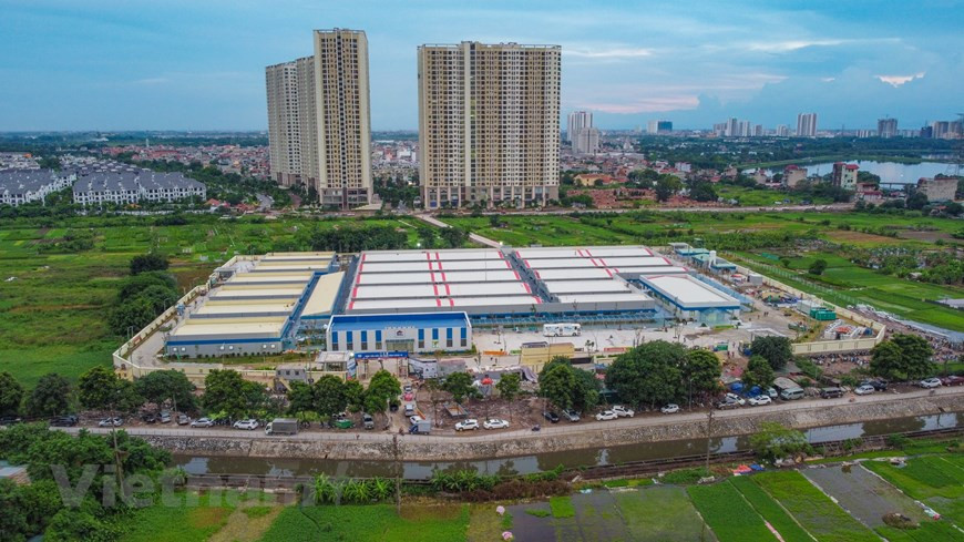 D’une superficie de 3,5 ha, l'hôpital est divisé en 3 zones : la zone administrative de couleur bleue ; les aires de repos, de tests de dépistage du Covid-19 et d’entrepôts de couleur jaune; et la zone de couleur rouge pour le traitement des patients graves. L'hôpital va employer environ 1.000 travailleurs médicaux, dont 272 médecins et 680 infirmiers, pour traiter les patients du Covid-19. Il est doté des équipements modernes et d'un système de caméras de surveillance. Contruit dans le quartier de Yên So, arrondissement de Hoang Mai, cet hôpital de campagne est le deuxième de l'Hôpital universitaire de médecine de Hanoi. Photo: VietnamPlus