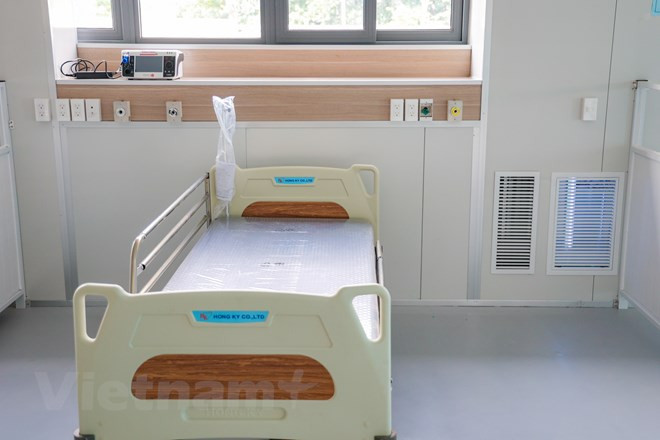 Il s'agit du premier hôpital du Vietnam à appliquer le système de climatisation à la salle de traitement des patients du Covid-19. Depuis le 24 juillet dernier, la capitale a mis en place des mesures de distanciation sociale pour 15 jours pour enrayer la propagation de l’épidémie de Covid-19, selon la dernière dépêche publiée le 23 juillet par le Comité populaire de la ville de Hanoi. Ces mesures plus restrictives ont été prises à la suite de la détection de nouveaux cas de transmission communautaire sans sources claires d’infection à Hanoi et dans d’autres localités. Hanoi a enregistré 666 contaminations au cours de la quatrième vague de Covid-19 survenu à la fin avril dernier. Photo: VietnamPlus