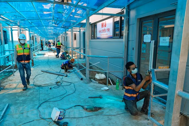 Les travailleurs de Delta Group travaille jour et nuit sur le chantier de l’ouvrage. L'hôpital reçoit un soutien financier complet de Sungroup, Techcombank, Delta Company et de nombreuses grandes et petites entreprises du pays. En particulier, Sun Group a toujours été l'une des principales entreprises à soutenir le gouvernement et les localités pour lutter contre l'épidémie. Il se concentre particulièrement sur le soutien aux localités pour améliorer leur capacité de dépistage, de traitement et de premiers soins aux patients, venant en aide aux hôpitaux et aux médecins en première ligne dans la lutte contre l'épidémie de Covid-19. Le directeur de cet hôpital de campagne, Nguyên Lân Hiêu, a fait savoir que son établissement bénéficie des conseils des experts vietnamiens, japonais et européens depuis le début des travaux. Photo: VietnamPlus