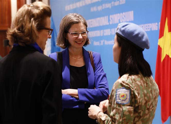 Des déléguées vietnamiennes et internationales lors de la Conférence internationale en ligne sur le rôle des femmes et la prévention et le contrôle de l'épidémie de COVID-19 dans les opérations de maintien de la paix. Photo: VNA 