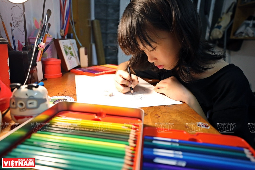 Nguyên Doi Chung Anh esquisse ses idées pour ses dessins futurs sur le thème de la pandémie de COVID-19. Photo: VNA