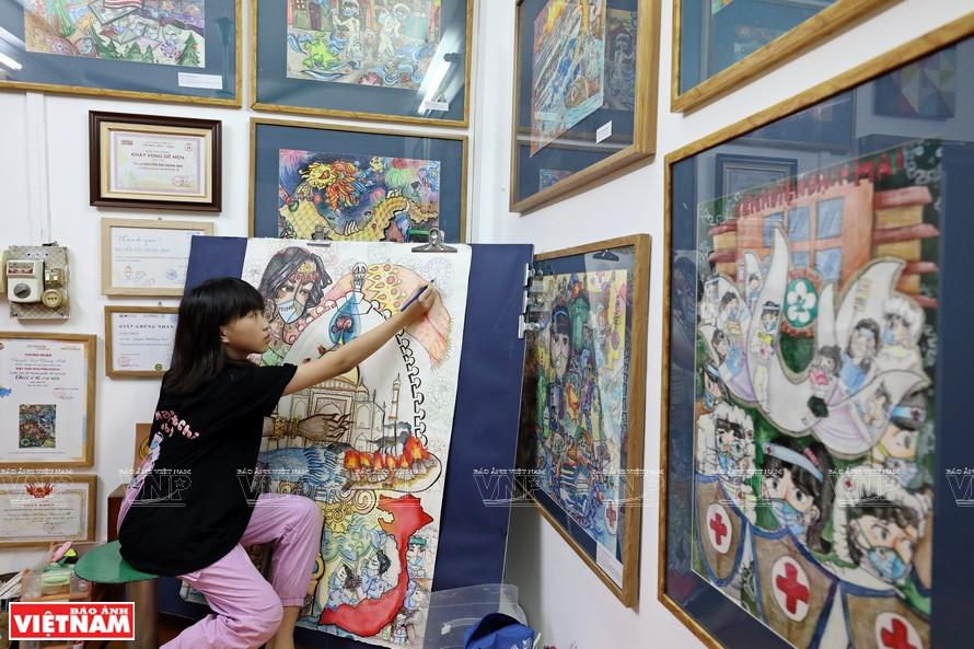 Les dessins de Nguyên Doi Chung Anh portent sur la pandémie de COVID-19 non seulement au Vietnam mais aussi dans le monde entier. Photo: VNP 