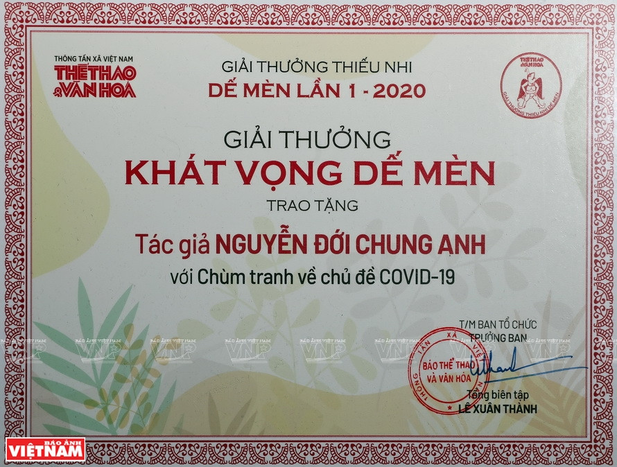 Nguyên Doi Chung Anh a reçu le prix intitulé "Khat vong Dê mèn" (Désir de Grillon), pour sa série de peintures à propos de la lutte contre le COVID-19. Photo: VNP